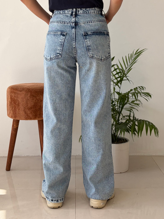 شلوار جین بنتون مدل نیم بگ – رنگ آبی روشن برفکی