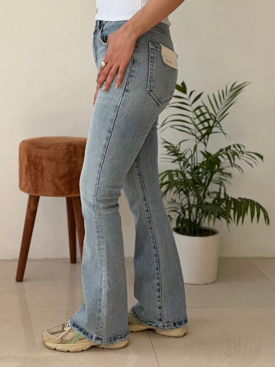 شلوار جین رویال مدل بوت کات – رنگ آبی یخی